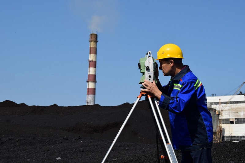 Тахеометр позволяет получить максимально точные данные о фактических объемах угля на складе